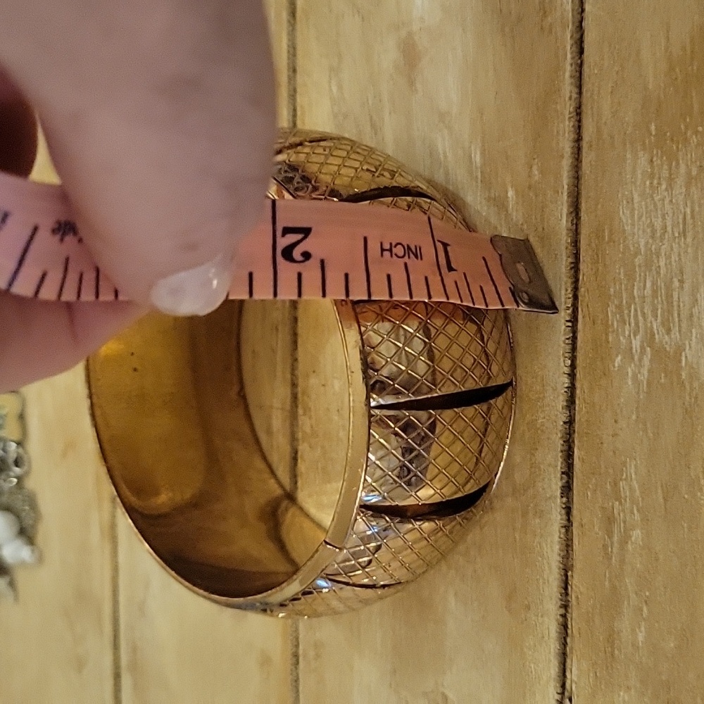 Bangle - Gold tone patterned. - Picture 2 of 3